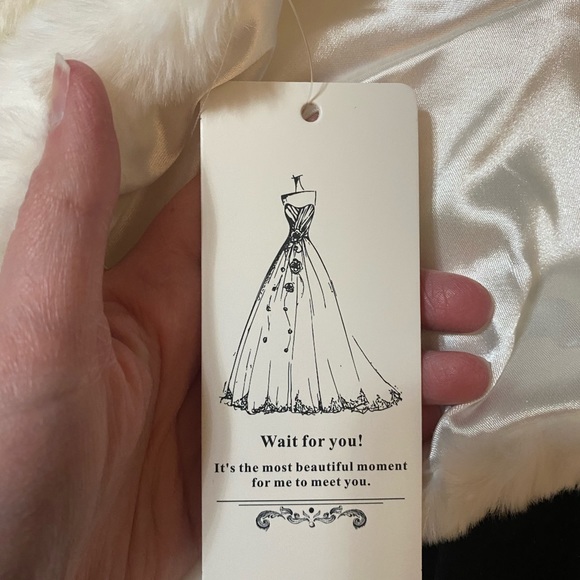 Faux fur white cropped front and back shrug. Size small. - Picture 2 of 5